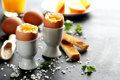 jajko,jajko na miękko, żółtko, płynne żółtko, śniadanie
