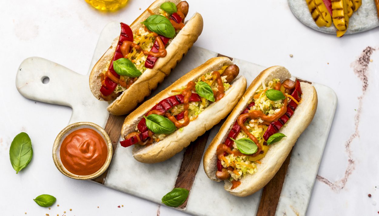 Hot dogi z frankfurterką i warzywami
